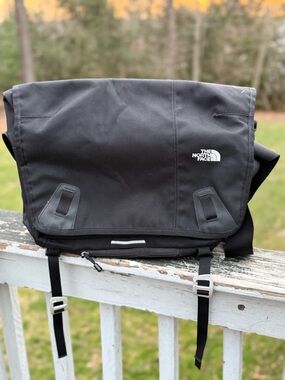 THE NORTH FACE LAPTOP MESSENGER BAG